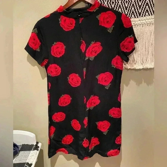 SANCTUARY BLACK AND RED ROSE DRESS KEYHOLE FRONT SIZE XS - Picture 6 of 6